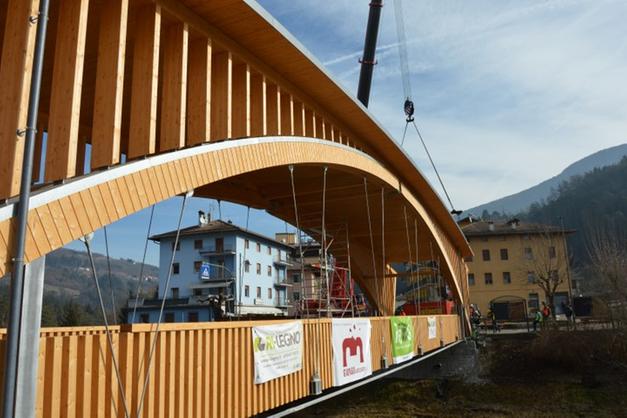 Ponte Arche che spettacolo il montaggio del ponte Giudicarie