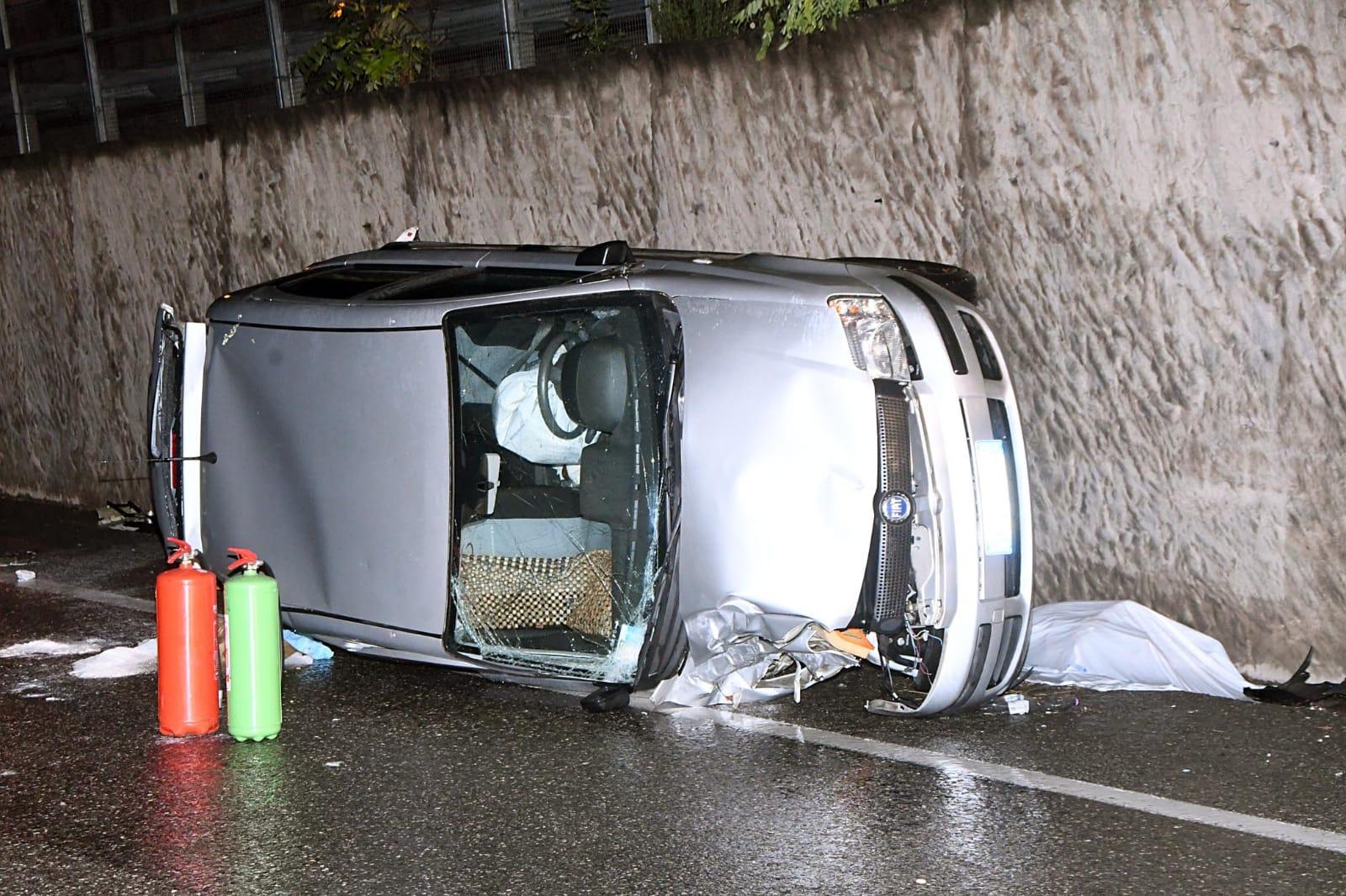 Schianto Mortale All'uscita Della Galleria Di Martignano Si Ribalta Con ...