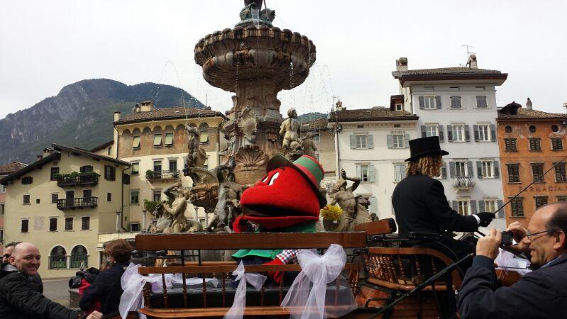 Gabibbo e Juliana Moreira a Trento per Paperissima - Foto