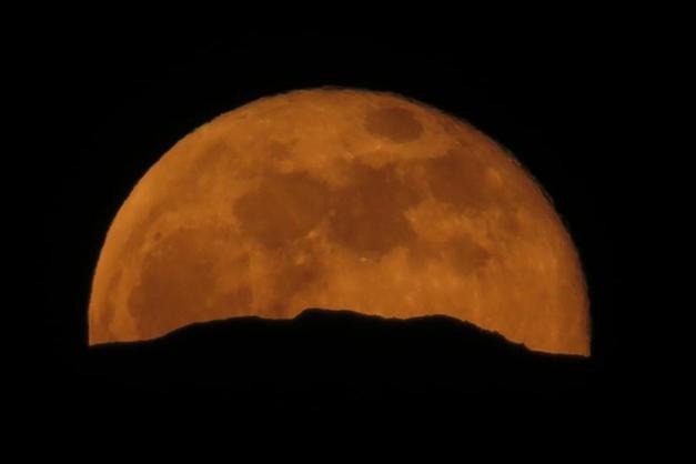 Che meraviglia la “Superluna” di stanotte, guarda le fotografie fatte in  Valsugana - Attualità
