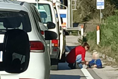 incidente ai crozi auto ferme per un ora e la mamma scende a giocare con la bimba trento l adige it