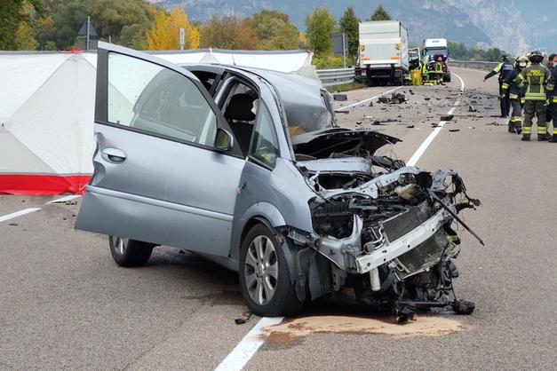 pauroso scontro frontale fra auto e camion sulla rocchetta muore una donna di 49 anni cronaca l adige it