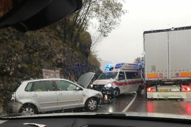 incidente a cadine la gardesana bloccata e lunghissime code da entrambe le direzioni per un ora trento l adige it