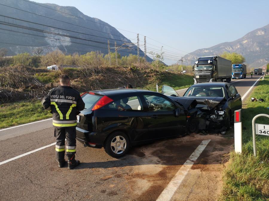 Violento Scontro Tra Due Auto Alle Porte Di Ala, Quattro Le Persone ...