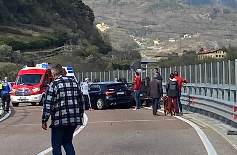 Violentissimo Scontro Fra Due Auto A Padergnone: Quattro Persone Ferite ...