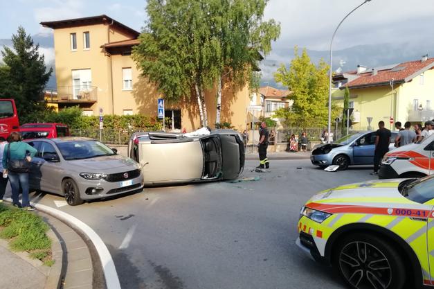 Rovereto, macchina si rovescia in via Benacense: finestrino spaccato ...