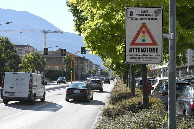 Semafori controllati fra Gardolo e Lavis, fioccano multe agli