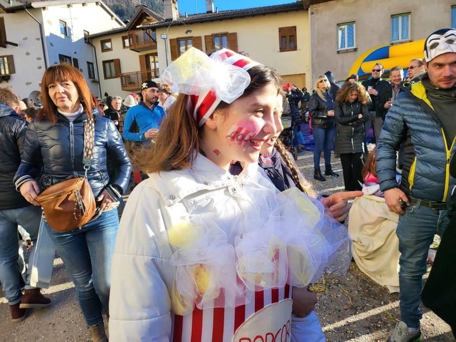 Tra maschere e costumi il Carnevale colora tutto il Trentino di  spensieratezza - Foto