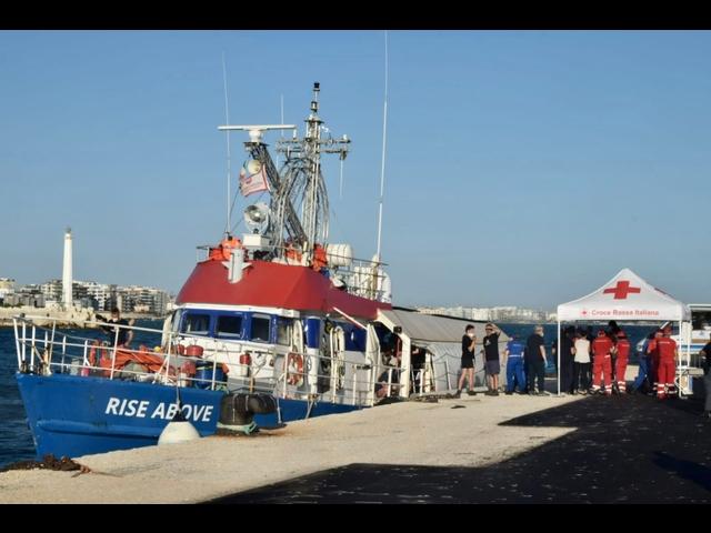 Sbarcati A Bari 85 Migranti Dalla Nave Rise Above - Attualità | L'Adige.it