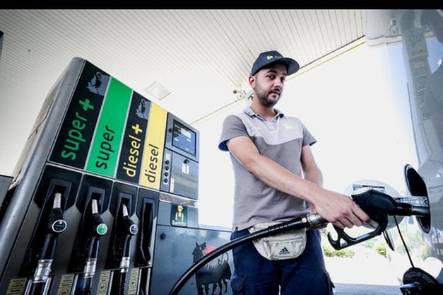 Rincari dei carburanti: la benzina supera 2,5 euro al litro, non solo in  autostrada - Economia