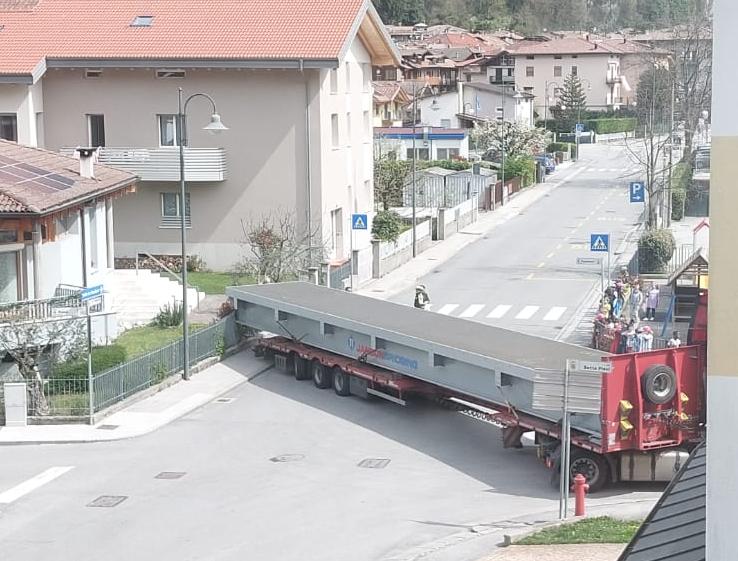 Il Tir Che Trasporta Un Pezzo Del Ponte Si Incastra Tra Le Case A Storo ...